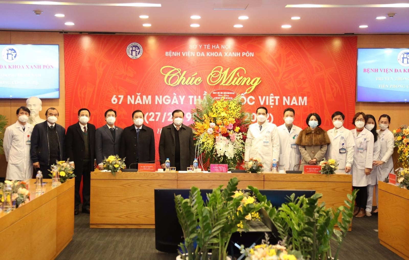 Đồng chí Đinh Tiến Dũng - Uỷ viên Bộ Chính Trị, Bí thư Thành uỷ Hà Nội, Trưởng đoàn đại biểu Quốc hội thành phố Hà Nội đến thăm và chúc mừng các cán bộ, nhân viên Y tế Bệnh viện